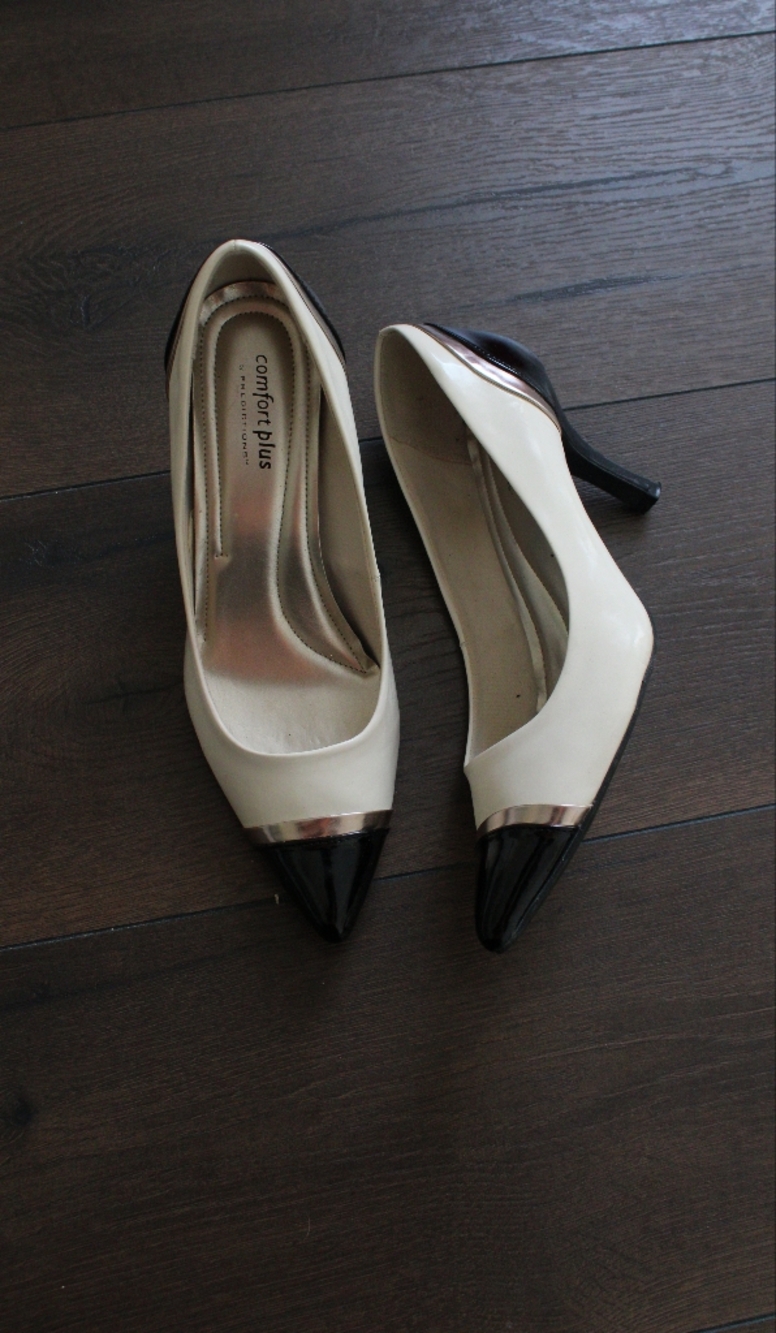 Predictions Ivory and Black Pointed Toe Heels with Gold Accent